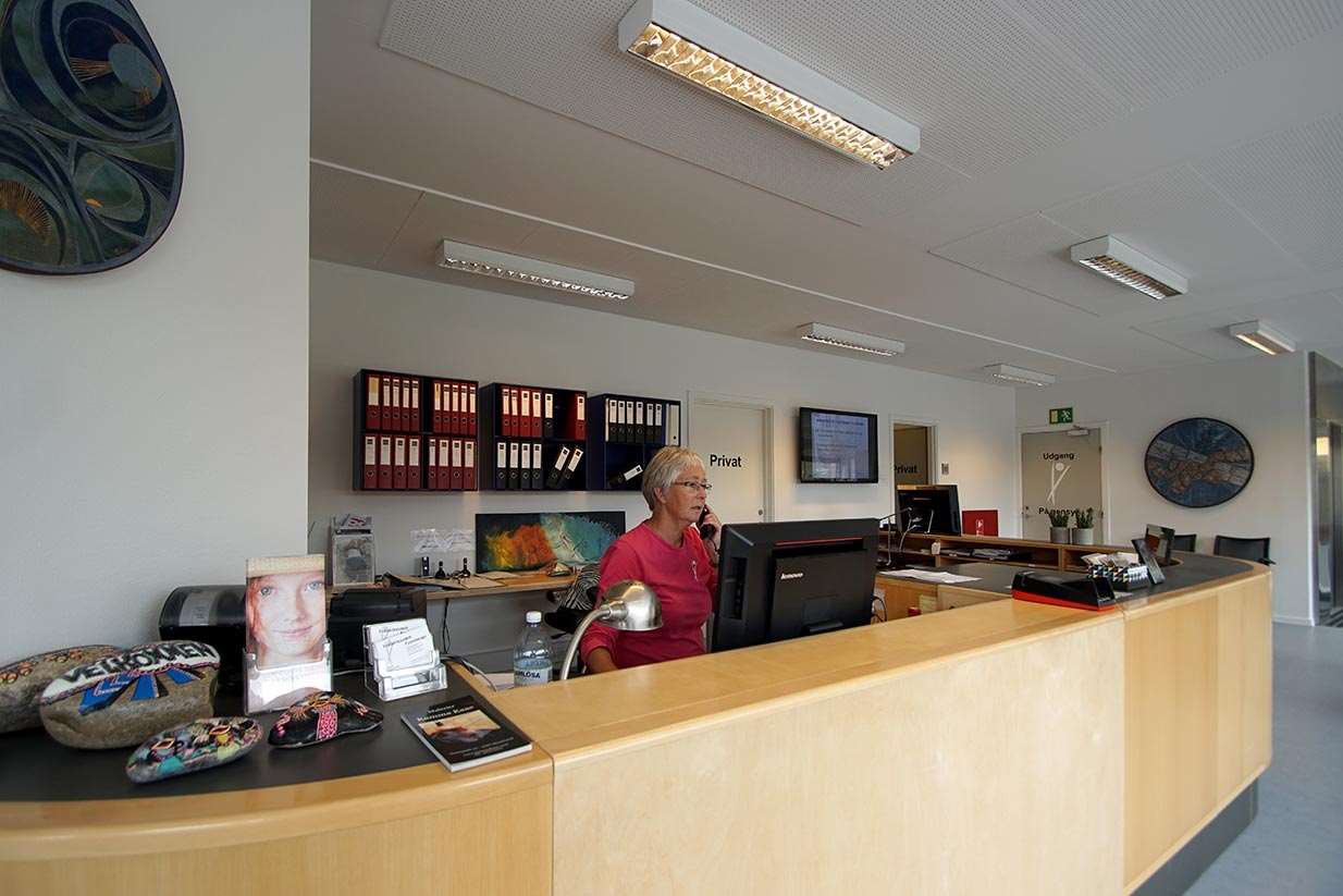 Receptionist, der snakker i telefon